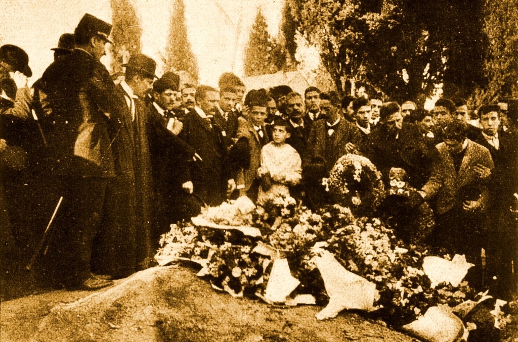 люди у могилы Алфреду Кошта и Мануэла Буисы