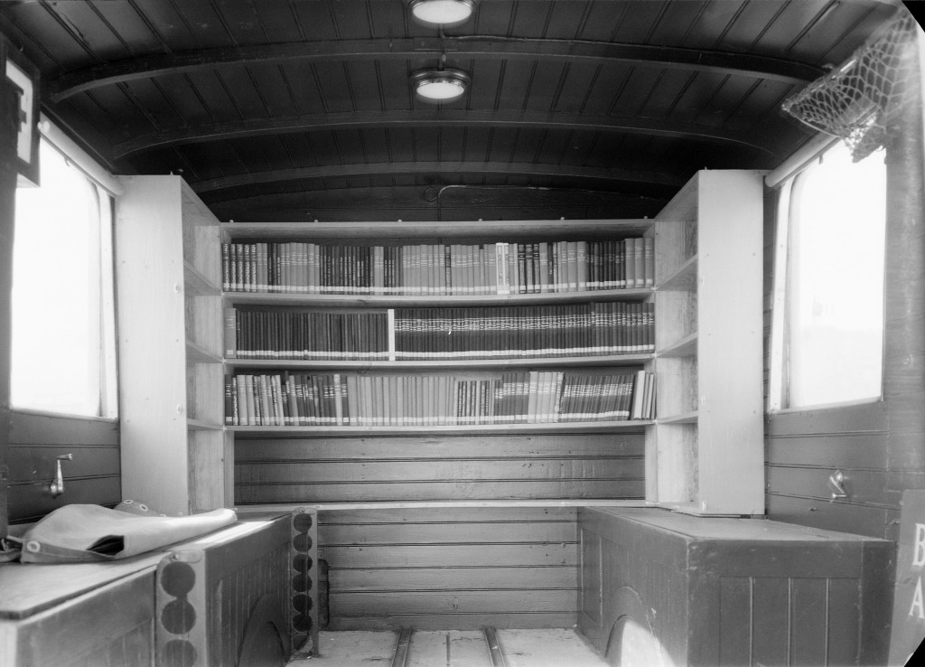 внутри мобильной библиотеки. начало 40-х годов. коллекция Фонда Гульбенкяна, Estúdio Horácio Novais
